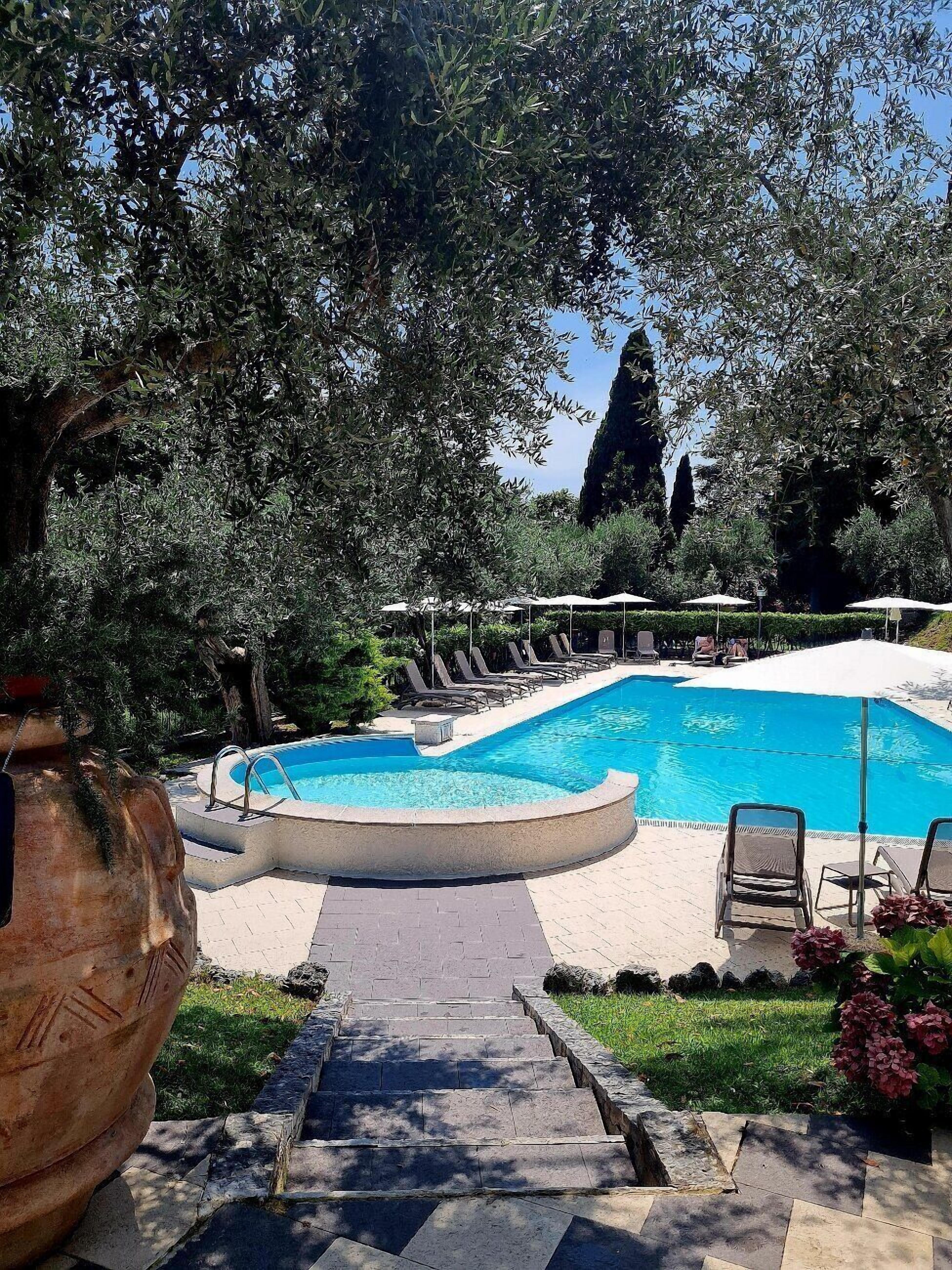 Piscina stagionale all'aperto, ombrelloni da piscina, lettini