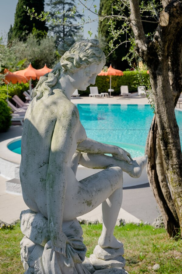 Piscina externa sazonal, guarda-sóis, espreguiçadeiras