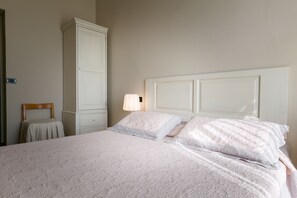 Camera con letto matrimoniale o 2 letti singoli, vista lago | Minibar, una cassaforte in camera, tende oscuranti, Wi-Fi gratuito