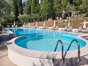 Piscina stagionale all'aperto, ombrelloni da piscina, lettini