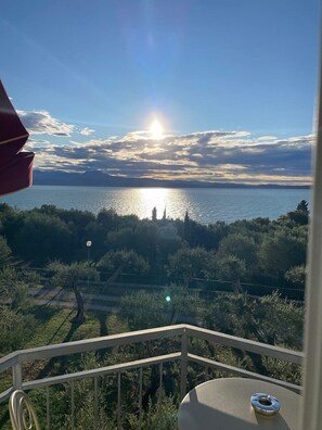 Double or Twin Room, Lake View | Minibar, in-room safe, blackout drapes, cribs/infant beds - Hotel Mon Repos (Sirmione)