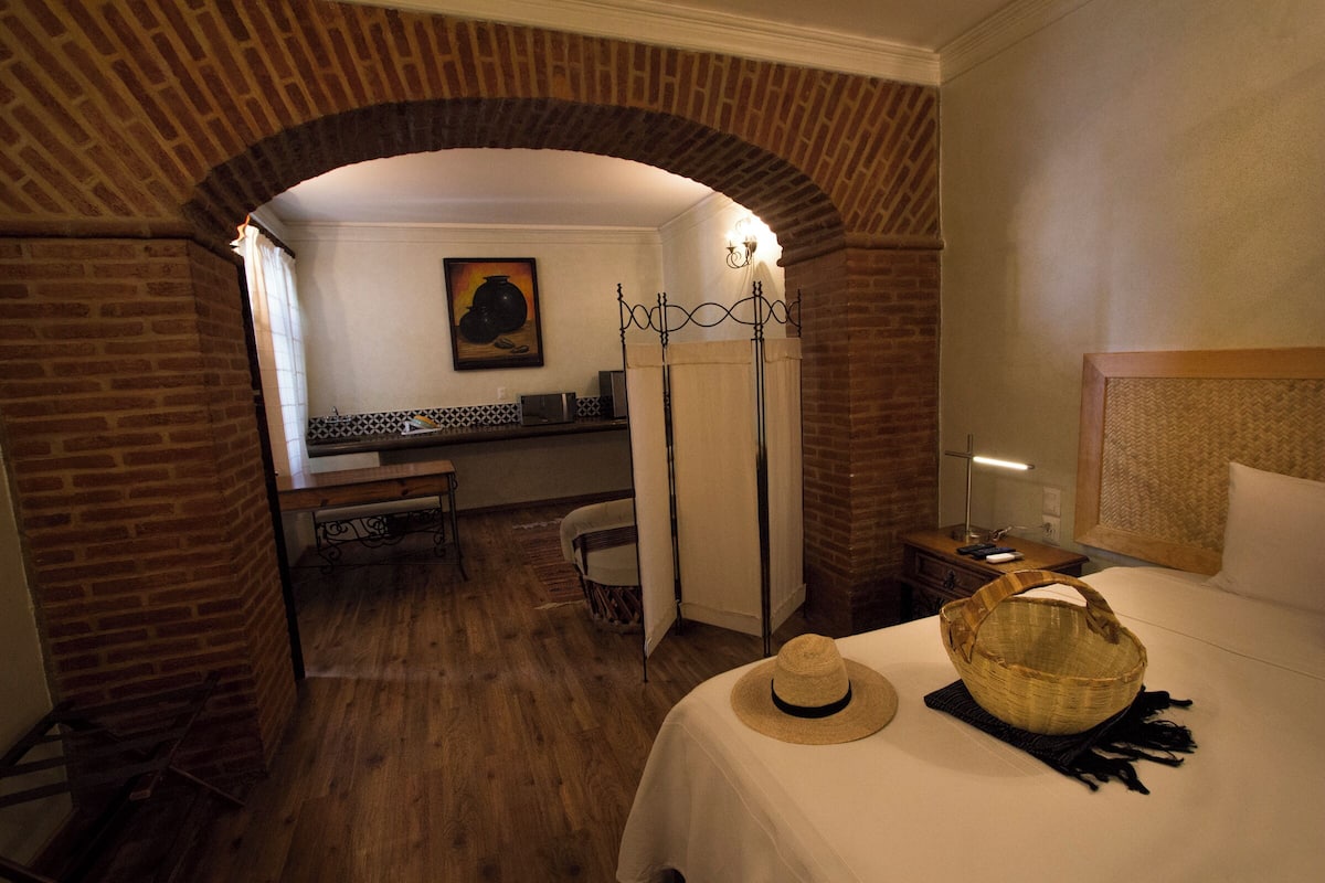 king room | 1 bedroom, in-room safe, iron/ironing board, free wifi