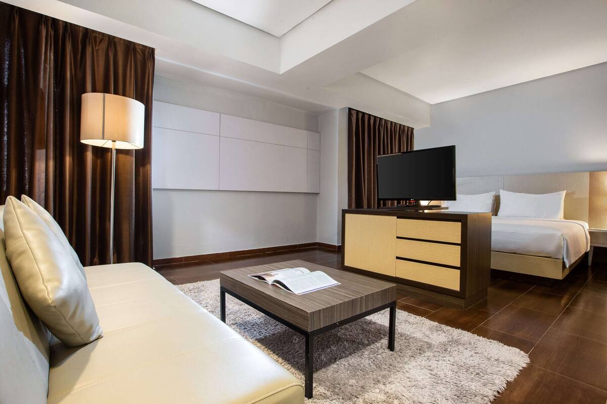 Suite Junior, 1 très grand lit | Coffres-forts dans les chambres, Wi-Fi gratuit, draps fournis
