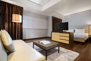 In-room safe, free WiFi, bed sheets - Hotel Santika Depok (Depok)