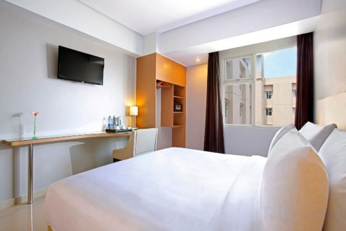 In-room safe, WiFi (free), bed sheets