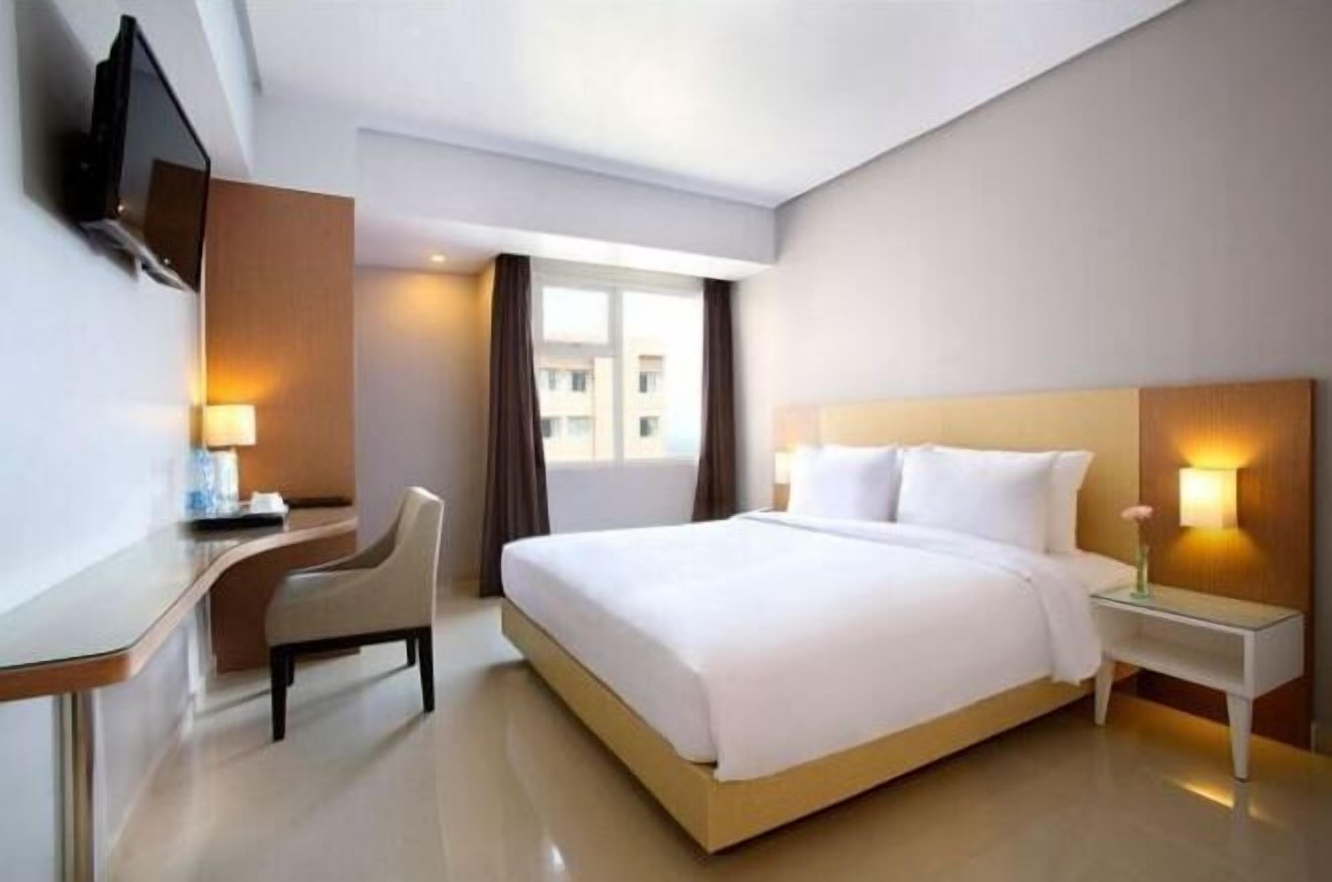 In-room safe, free WiFi, bed sheets