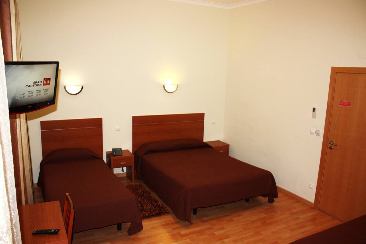 Kamar Triple | Brankas, meja kerja, tirai kedap cahaya, dan kedap suara