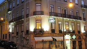 A multi-story building with balconies, a pharmacy, and a restaurant. - Estrela de Arganil (Lisbon)