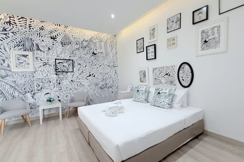 Deluxe King Room | Free minibar, in-room safe, individually decorated