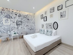 Deluxe King Room | ミニバー (無料)、セーフティボックス (室内)、客室ごとに異なる装飾、客室ごとに異なるインテリア