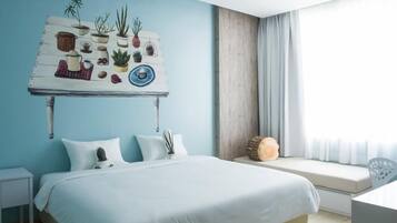 Une chambre avec un grand lit, une table de chevet, un coin fenêtre aménagé et une œuvre d’art murale représentant des plantes en pot et un œil bleu.