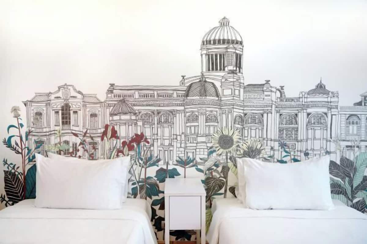 Minibar con artículos gratuitos y caja de seguridad en la habitación