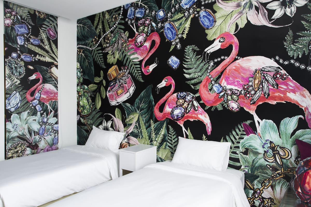 Minibar con artículos gratuitos y caja de seguridad en la habitación