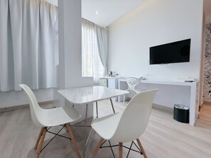 Rom – deluxe | Oppholdsområde | En 32-tommers LCD-TV med kabel-kanaler samt TV