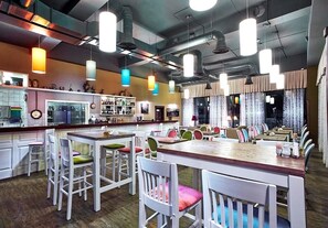 供应早餐、午餐和晚餐,意大利菜,室外就餐