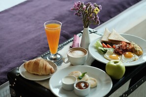 Daily cooked-to-order breakfast for a fee - Hotel Manufactura (Khodosivka)
