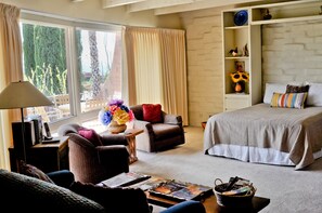 Junior-Suite | Wohnbereich | 32-Zoll-Flachbildfernseher mit Kabelempfang, Fernseher