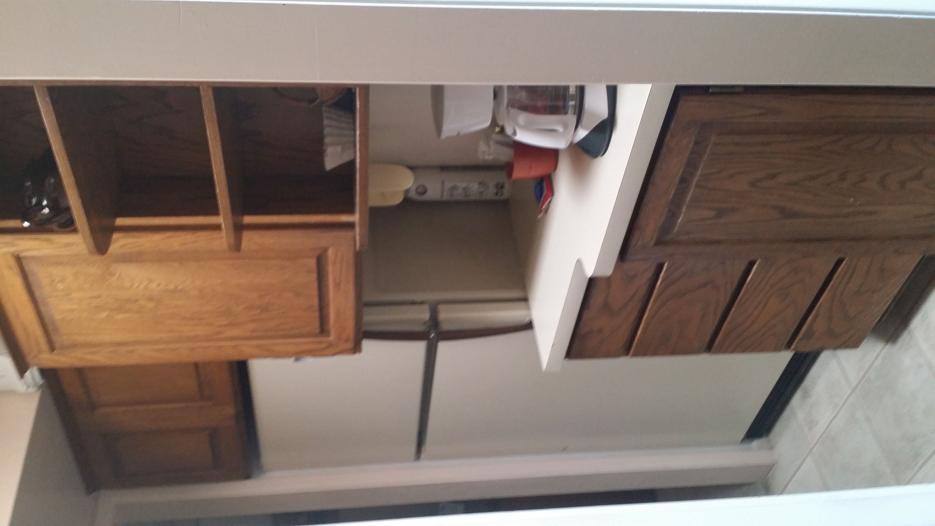 Una cocina con armarios de madera, estufa y encimera.