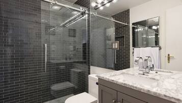 Deluxe Room (Chat Snow 3B) | Bathroom | Separate bathtub and shower, free toiletries, hair dryer, towels