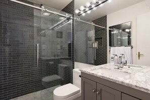 Chambre Deluxe (Chat Snow 3B) | Salle de bain | Baignoire et douche séparées, articles de toilette gratuits