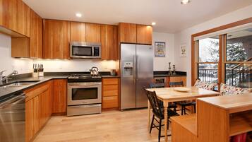 Full-size fridge, microwave, oven, stovetop