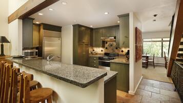 Black Swan 4 Bedroom Deluxe | Private kitchen | Full-size fridge, microwave, oven, stovetop