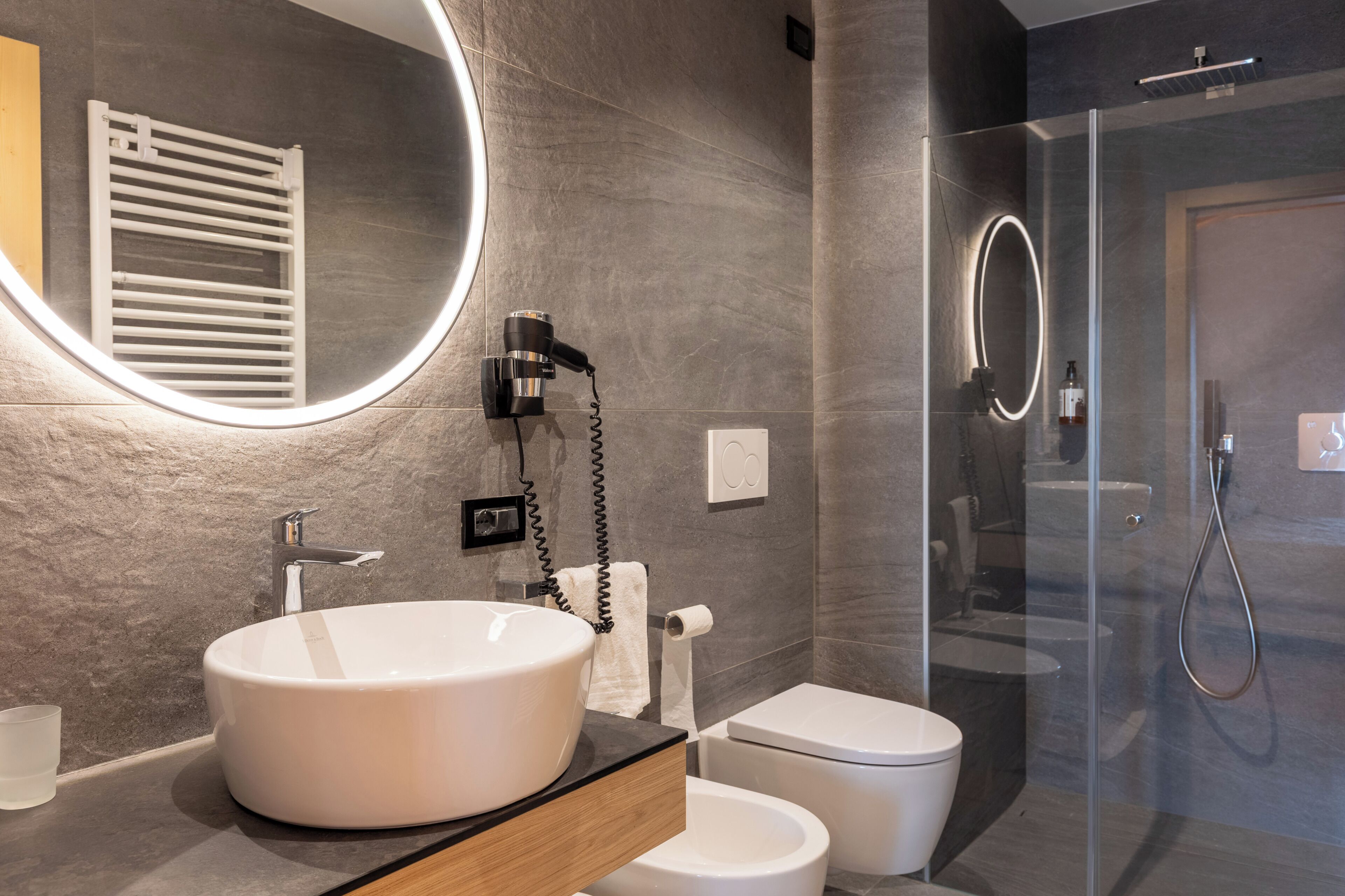 Quadrupla Deluxe | Bagno | Set di cortesia gratuito, asciugacapelli, accappatoio, pantofole
