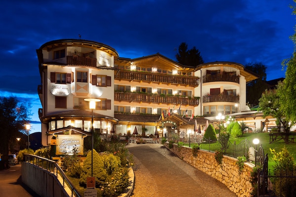 Fachada de la propiedad por la tarde o noche