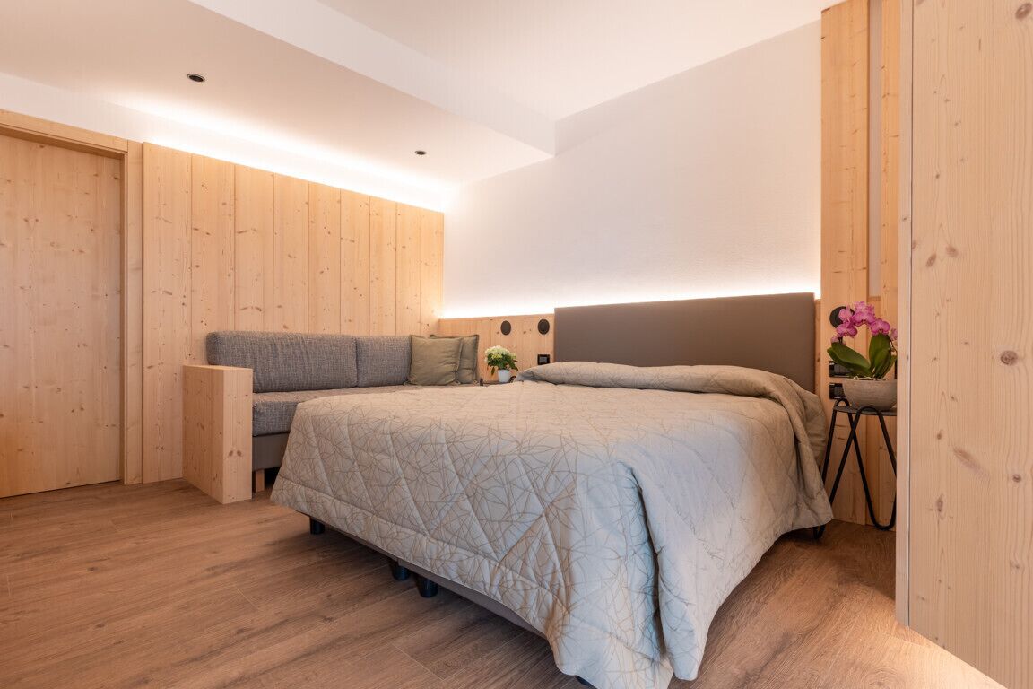 Deluxe Quadruple Room | In-room safe, desk, laptop workspace, soundproofing