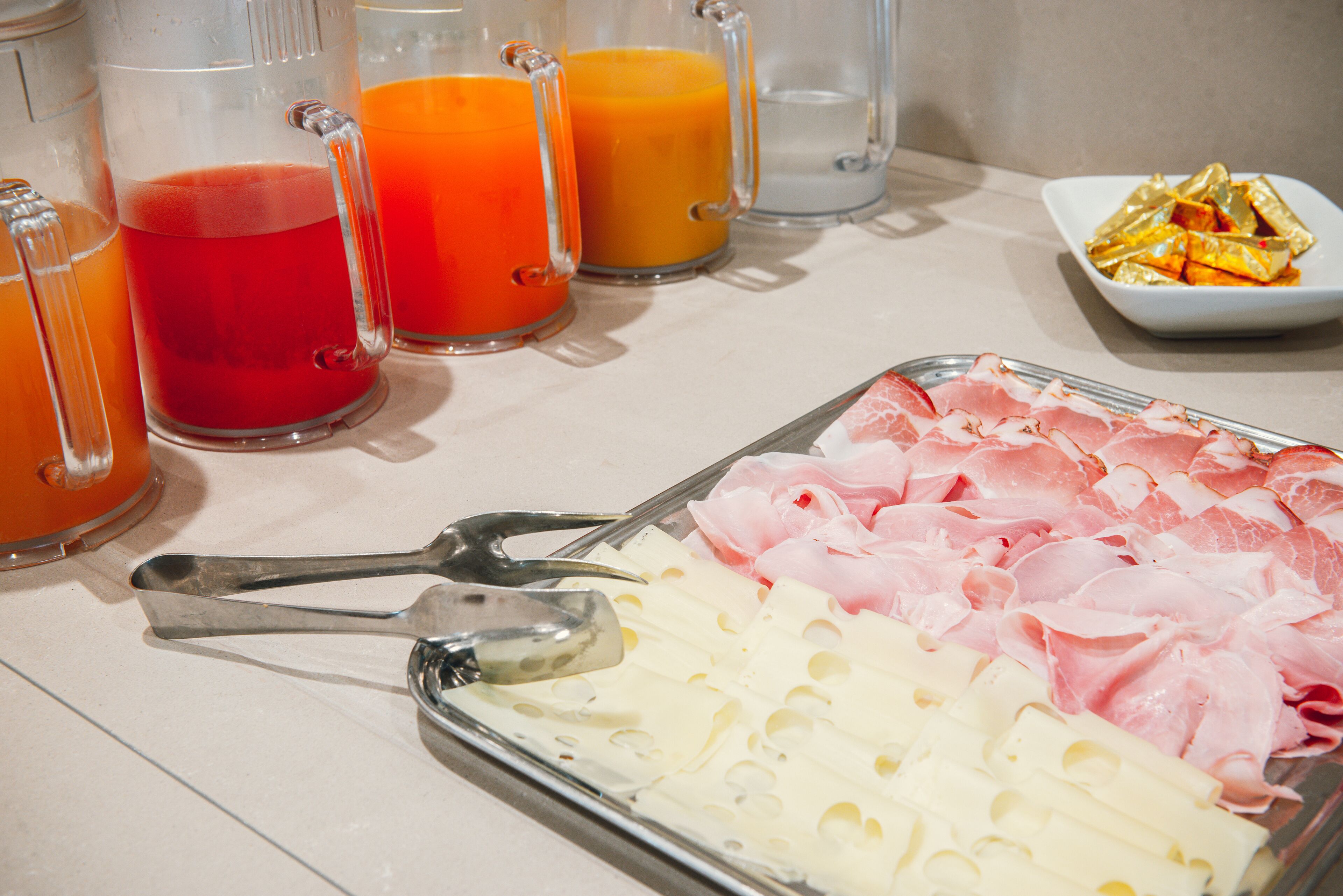 Un bufé con diversas opciones de comida y bebidas.