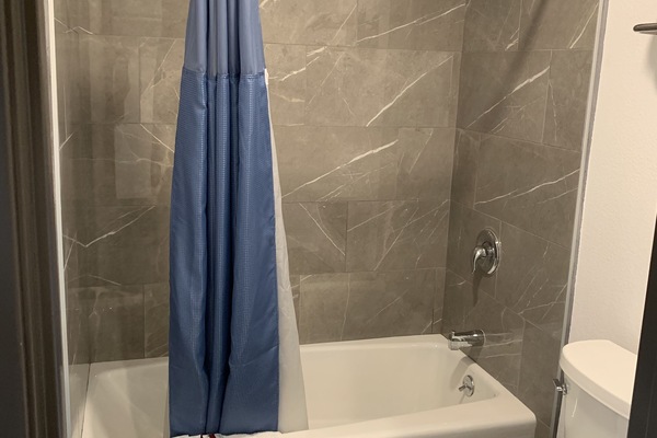 King Room | Bathroom | Bathtub, free toiletries, towels