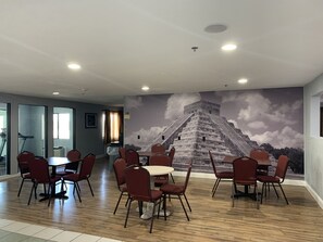 Termasuk sarapan segera setiap hari