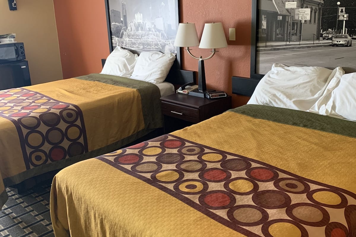 Habitación básica, 2 camas matrimoniales | Decoración personalizada, muebles diferentes, escritorio y wifi gratis