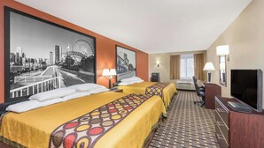 Une chambre d’hôtel avec deux lits, une télévision, un bureau et un grand tableau représentant un paysage urbain accroché au mur.