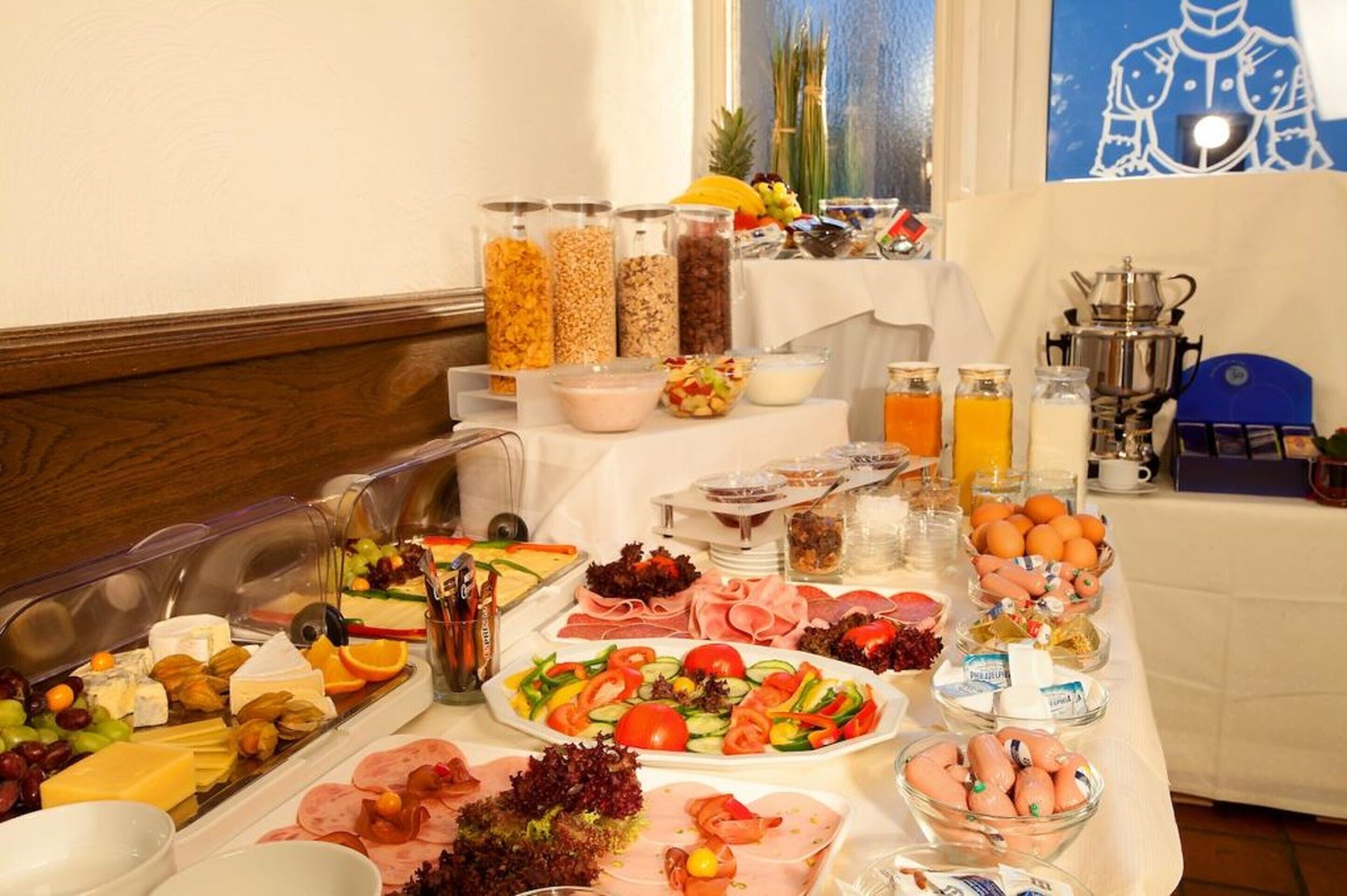 Buffet breakfast on weekdays (EUR 9.50 per person)