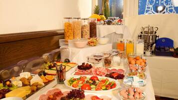 Buffet breakfast on weekdays (EUR 9.50 per person)