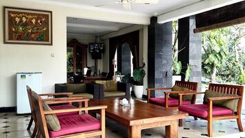 Área de estar no saguão