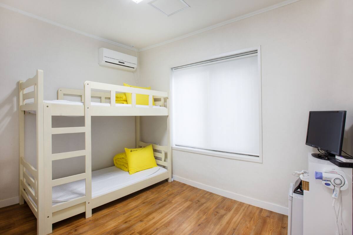 Habitación con 2 camas individuales (Bunk bed) | Camas supletorias y wifi gratis