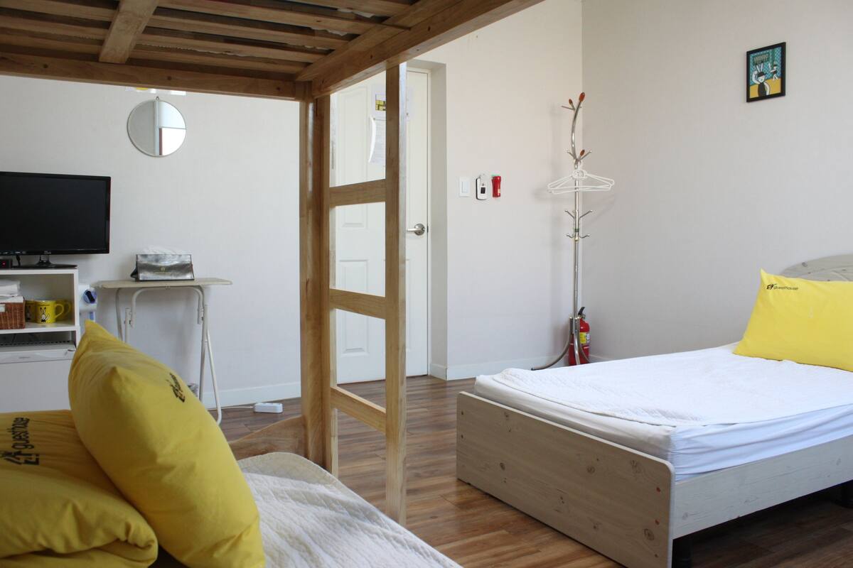 Habitación cuádruple económica | Camas supletorias y wifi gratis
