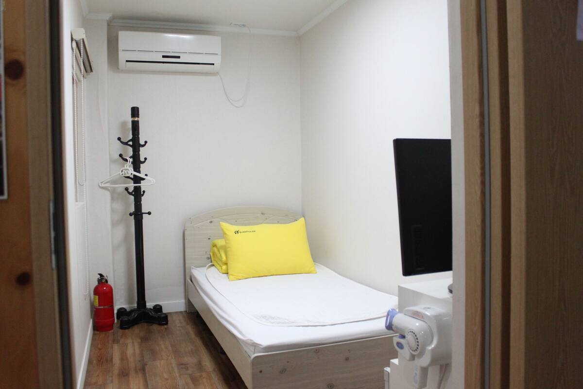 Habitación individual económica | Camas supletorias y wifi gratis