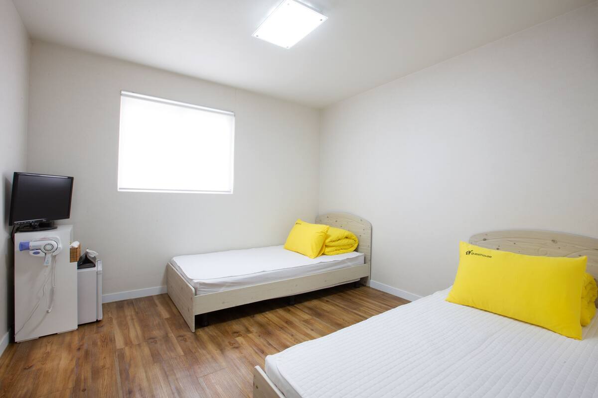 Habitación con 2 camas individuales | Camas supletorias y wifi gratis