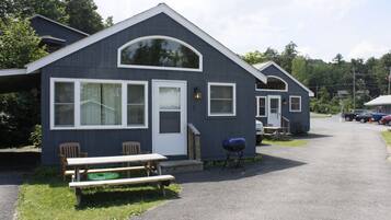 Cottage, 2 Bedrooms, Lake View | Front of property