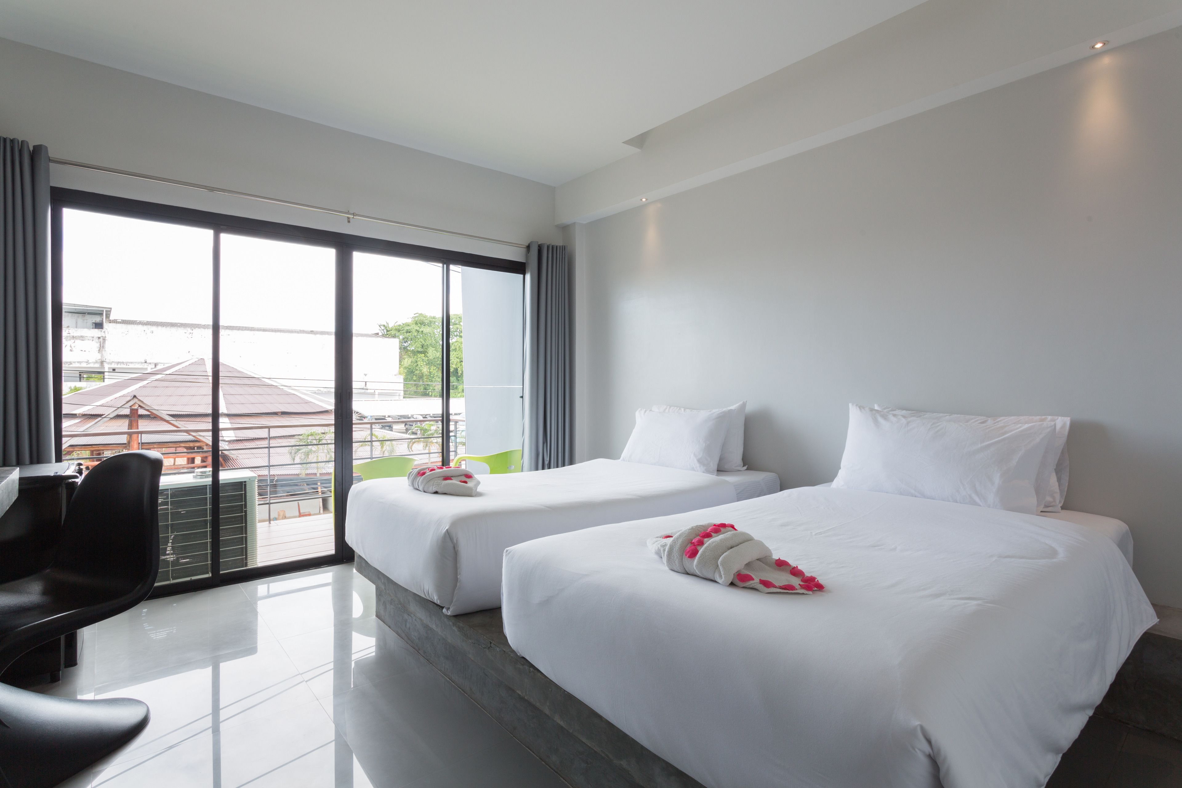 standard twin room (with balcony) | minibar, free wifi