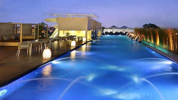 Kolam renang outdoor, dengan cabana gratis dan payung kolam renang