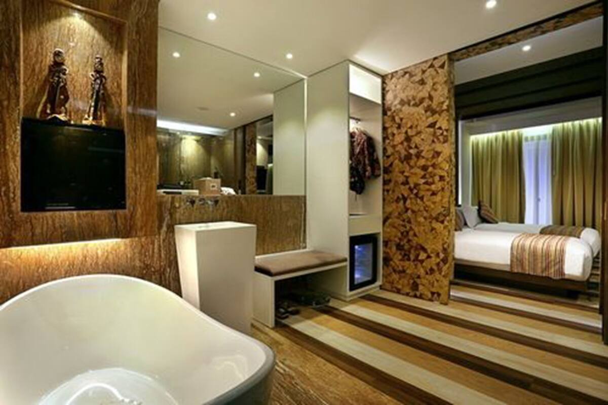 Een moderne badkamer met een vrijstaand bad, een wastafel met spiegel en een douchehoek.