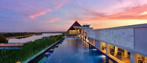 Een buitenzwembad, gratis zwembadcabana's, parasols voor strand/zwembad