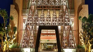 El exterior del MEGA Boutique Hotel & Spa, con una entrada destacada que presenta una fachada metálica decorativa y un cartel sobre la entrada.