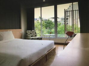 客房內保險箱、書桌、免費無線上網、床單