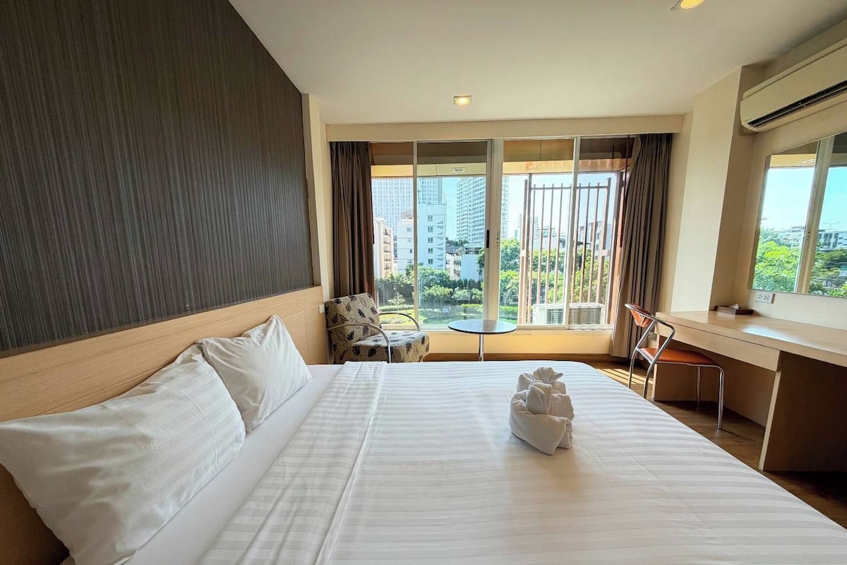 Superior Double Room, Garden View | In-room safe, desk, WiFi (free), bed sheets
