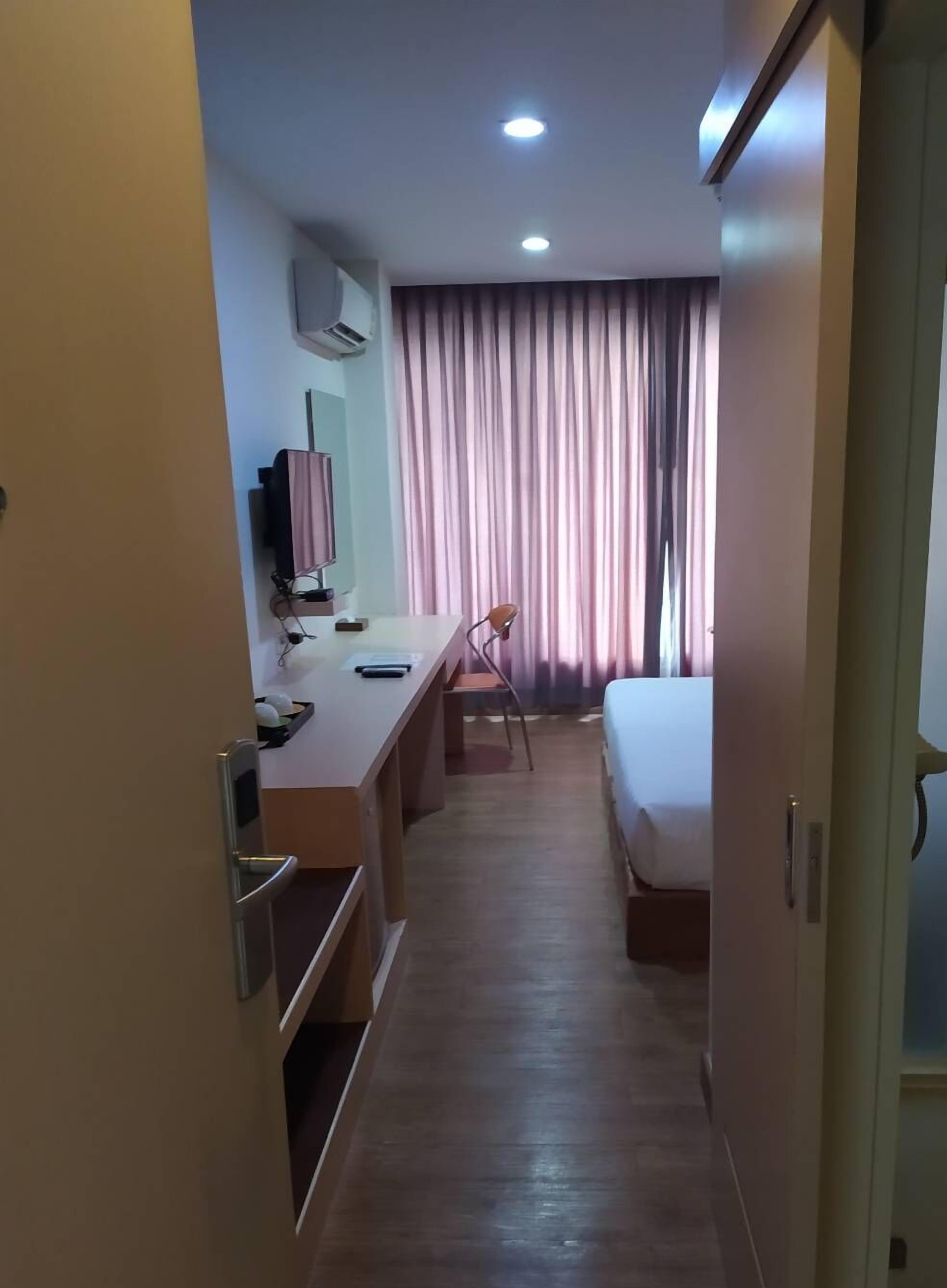 superior double room, garden view | in-room safe, desk, free wifi, bed sheets